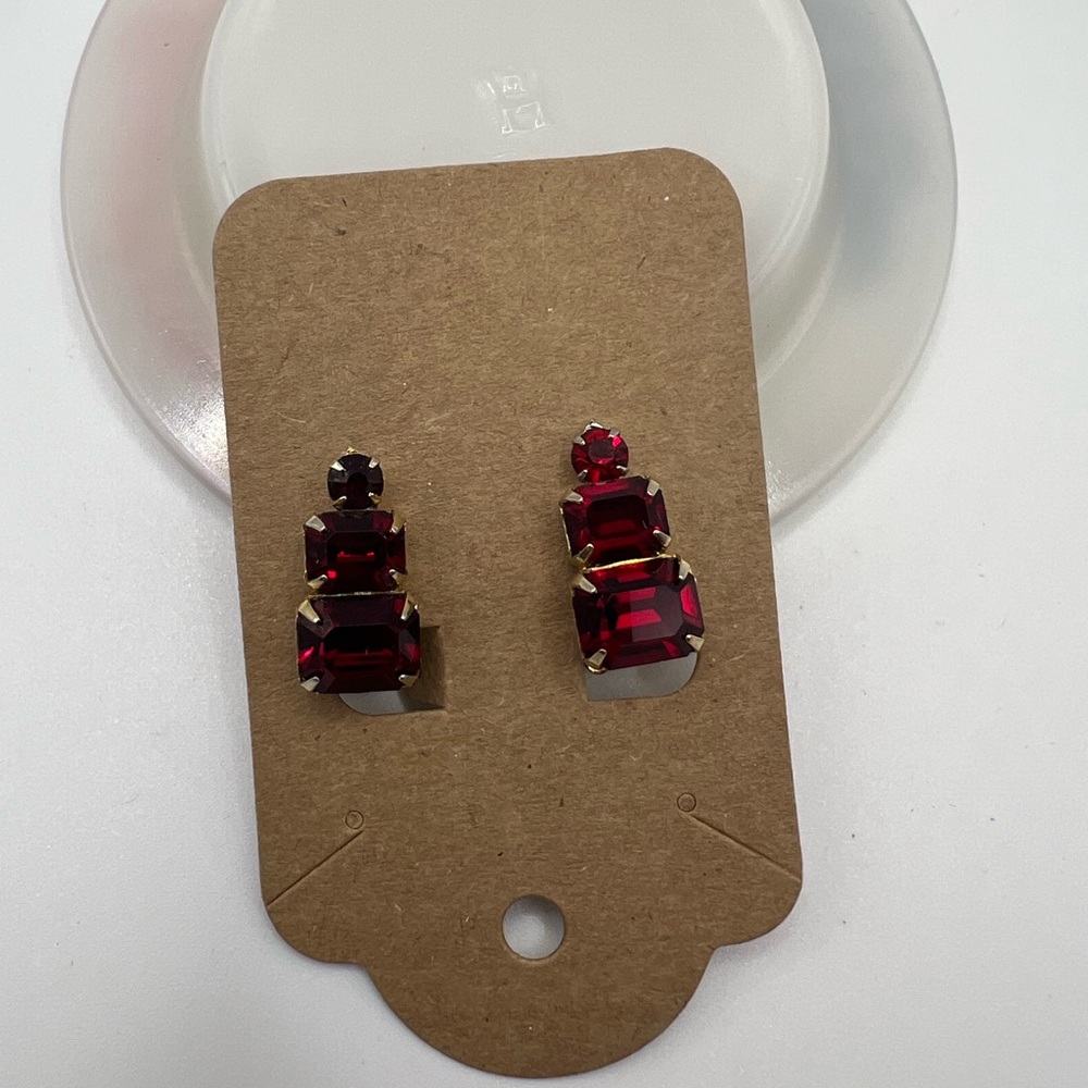 Vintage WEISS red rhinestone clip-on earrings ✨
Mid-century (1950s–1960s)